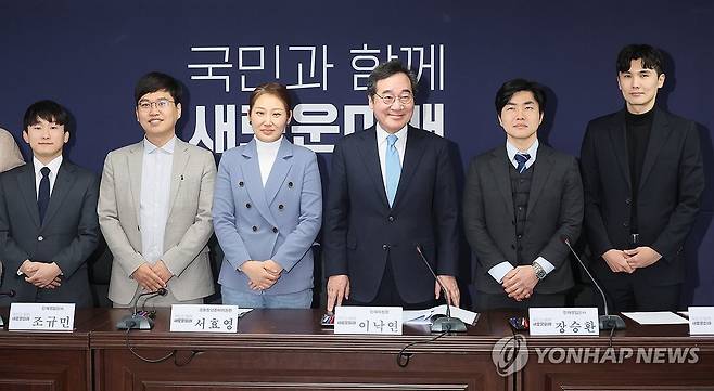 1차 영입 인재들과 함께 기념촬영 하는 이낙연 인재위원장 (서울=연합뉴스) 이정훈 기자 = 새로운미래 이낙연 인재위원장이 26일 서울 여의도 당사에서 1차 영입인재들과 기념촬영을 하고 있다. 왼쪽부터 전 삼보 국가대표 신재용 씨, 스타트업 대표 조규민 씨, 서효영 공동창당준비위원장, 이낙연 인재위원장, 부산대 연구교수 장승환 씨, 공연문화예술전문가 최재영 씨. 2024.1.26 uwg806@yna.co.kr