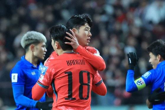 경기 후 이강인(왼쪽 둘째)을 안아주는 손흥민(오른쪽 둘째). 연합뉴스