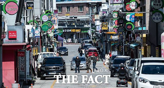 양구 중앙거리도 점심시간에 일부 신병교육대 면회객과 군인들만 보이고 대체적으로 한산했다.