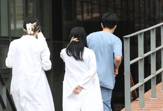 지난 22일 서울 한 병원의 의료진. 연합뉴스