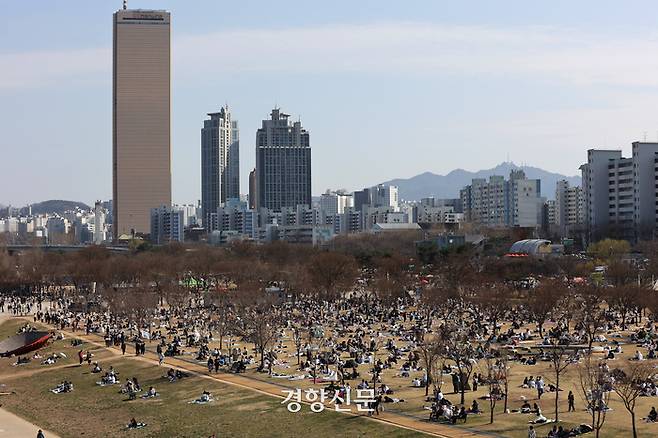 포근한 봄 날씨가 이어진 24일 서울 여의도한강공원을 찾은 시민들이 돗자리를 펴고 즐거운 시간을 보내고 있다.
