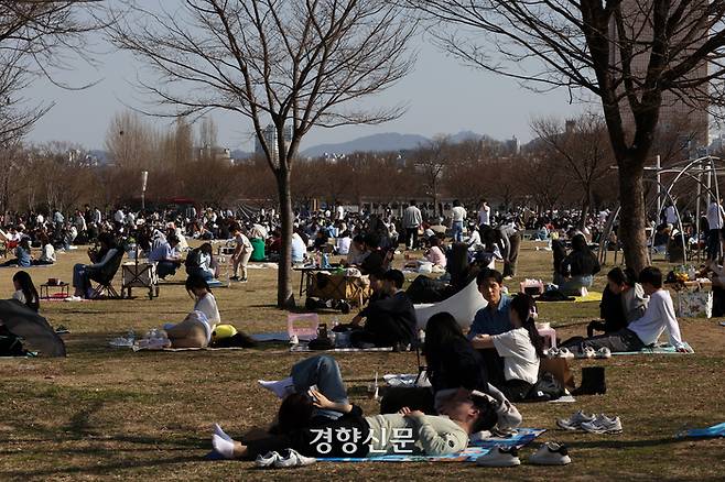 포근한 봄 날씨가 이어진 24일 서울 여의도한강공원을 찾은 시민들이 휴일을 보내고 있다.