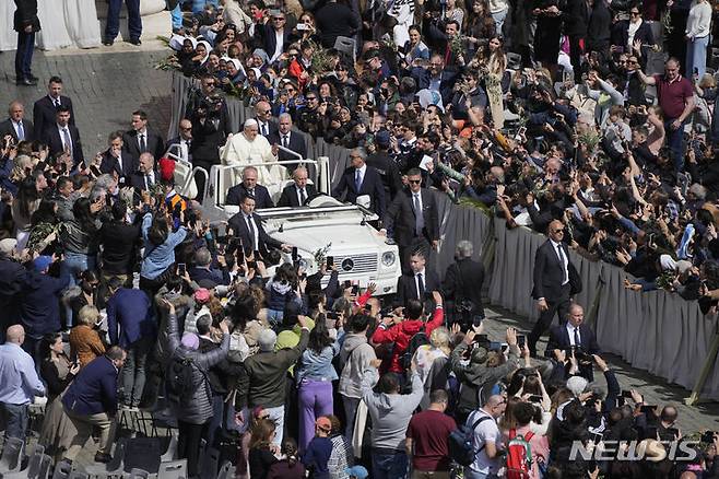 [AP/뉴시스] 24일 프란치스코  교황이 종려주일 미사를 집전한 뒤 광장을 떠나고 있다