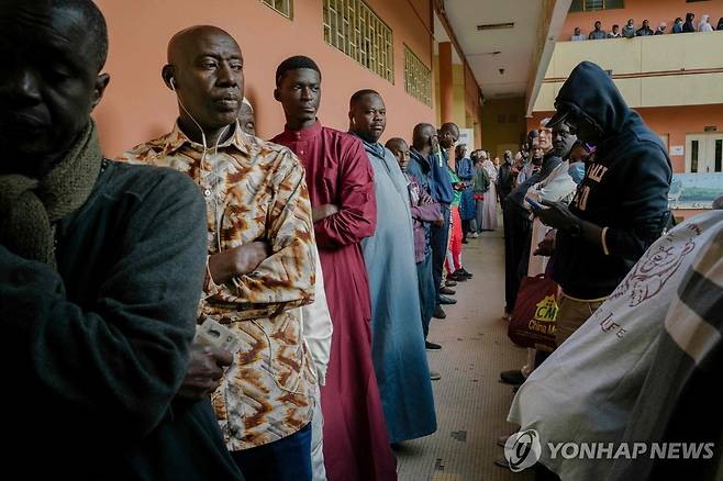 세네갈 수도 다카르의 한 학교에 설치된 투표소 줄을 선 시민들 [AFP 연합뉴스. 재판매 및 DB 금지]