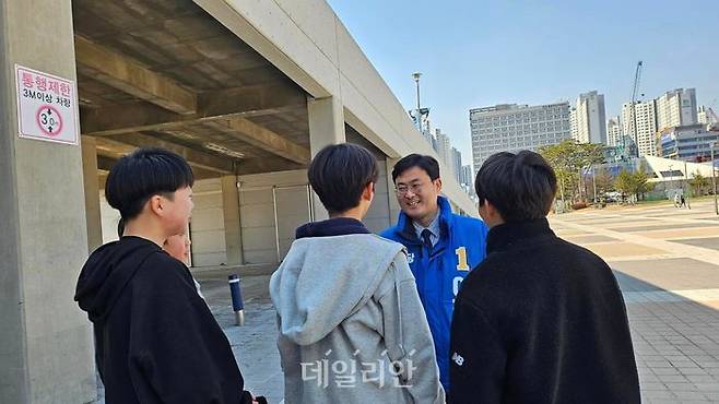 이정문 더불어민주당 천안병 후보가 지역 주민들과 대화하는 모습 ⓒ이정문 캠프