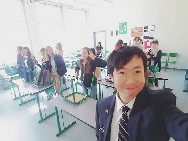 김병수 교사가 장기파견을 나갔던 프랑스 현지 공립 국제중학교에서 학생들과 사진을 찍었다. 김병수 교사 제공