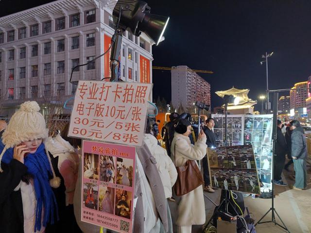 지난달 20일 중국 옌볜대 앞의 한궈창 거리에 놓인 기념 사진 가격 안내문. 옌지=조영빈 특파원