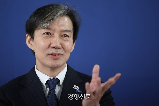 조국 조국혁신당 대표가 25일 서울 여의도 당사에서 경향신문과 인터뷰를 하고 있다. 성동훈 기자