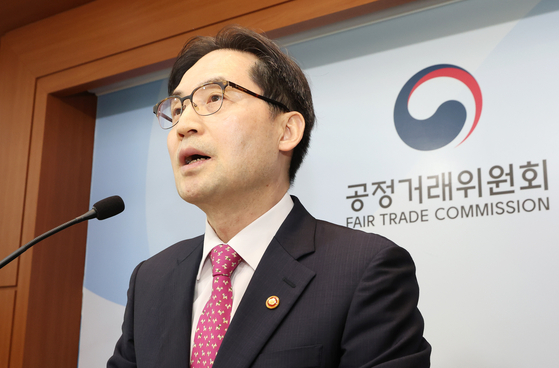 Korea Fair Trade Commission Chairperson Han Ki-jeong speaks in a press conference held at the government complex in Sejong last April. [YONHAP]