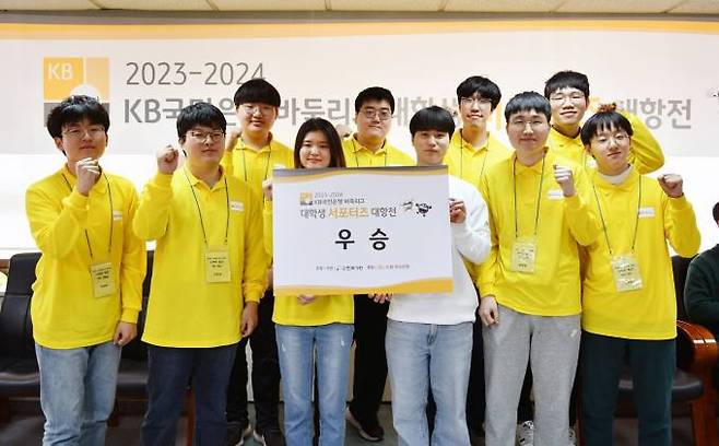 수려한합천 팀이 우승을 차지했다. 가운데 흰색 옷이 감독을 맡은 윤성식 3단. 한국기원