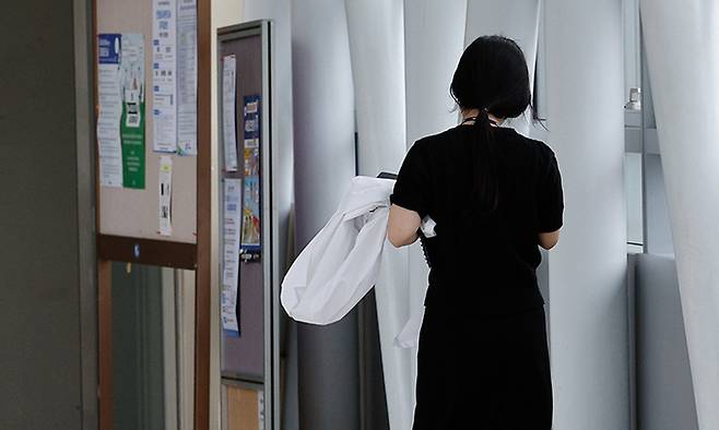 정부의 의대 정원 배분에 반발한 전국 의대 교수들이 집단 사직을 시작한 25일 서울 시내 대학 병원에서 의료진이 발걸음을 옮기고 있다. 뉴스1