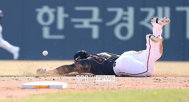 ▲ 한화 이글스 2루수 문현빈은 개막전에서 치명적인 실책을 저질렀지만, 평소 몸을 아끼지 않는 야무진 수비로 좋은 평가를 받는 유망주다. ⓒ곽혜미 기자