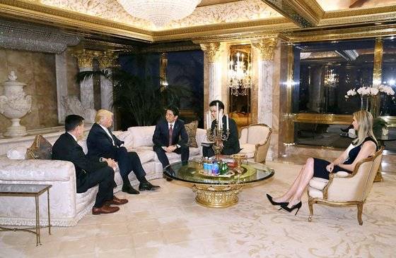 도널드 트럼프 미국 대통령 당선인(왼쪽 둘째)과 아베 신조 일본 총리(왼쪽 셋째)가 2016년 11월 17일 뉴욕 트럼프타워 자택에서 만났다. 맨 오른쪽은 장녀 이방카, 맨 왼쪽은 국가안보보좌관에 내정된 마이클 플린. 로이터=연합뉴스