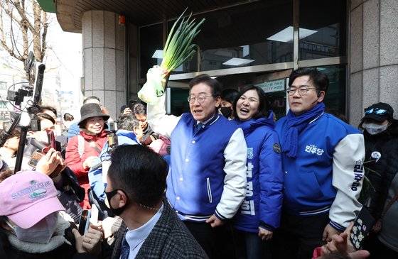 이재명 더불어민주당 대표가 20일 오후 인천 미추홀구 토지금고시장을 방문, 대파 한 단을 들고 발언하고 있다. 대파 한 단이 875원에 판매되자 '합리적인 가격인 것 같다'고 한 윤석열 대통령의 발언을 꼬집기 위해 대파를 든 이 대표는 "850원짜리 (대파를) 봤느냐. 이게 5000원"이라며 "관심이 없어서 무식해서 그렇다"고 말했다.뉴스1