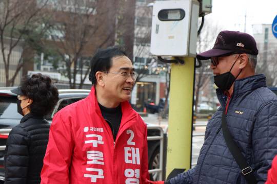 태영호 국민의힘 서울 구로을 후보가 27일 거리에서 시민과 인사하는 모습<태영호 후보 캠프 제공>