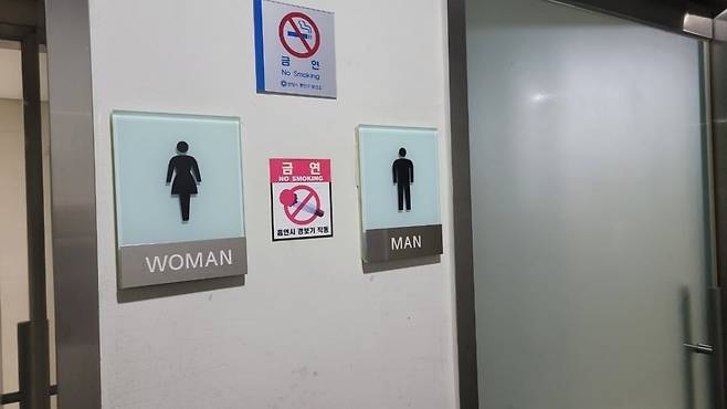 남녀 구분 없이 동일한 색으로 표기한 화장실 표지판. 사진=온라인 갈무리