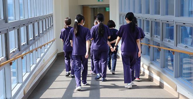 전공의 집단행동이 이어지고 있는 가운데 인천의 한 대학병원에서 간호사들이 이동하고 있다. [연합]