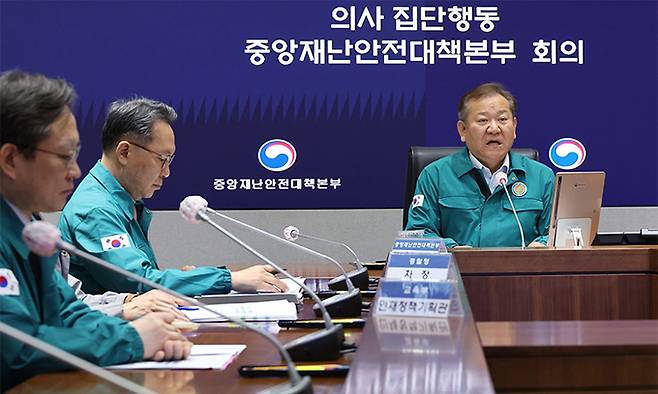 이상민 행정안전부 장관(오른쪽)이 27일 서울 종로구 정부서울청사에서 열린 의사 집단행동 중앙재난안전대책본부 22차 회의에 참석해 발언하고 있다. 뉴시스
