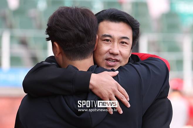 ▲ 경기 전 추신수(왼쪽)와 만나 포옹을 나누고 있는 김강민. 한화는 26일 인천 SSG랜더스필드에서 열린 SSG와의 경기에서 6-0으로 승리했다. ⓒ곽혜미 기자