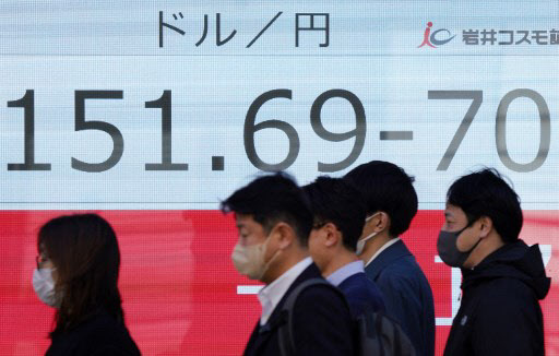 지난 27일 도쿄의 한 거리에서 미국 달러 대비 일본 엔화의 환율을 보여주는 전광판을 지나가고 있다.(사진=AFP)