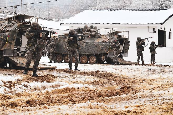해룡여단 전투단 장병이 K200장갑차와 함께 도시지역 훈련장으로 진입하고 있다.(육군 제공)