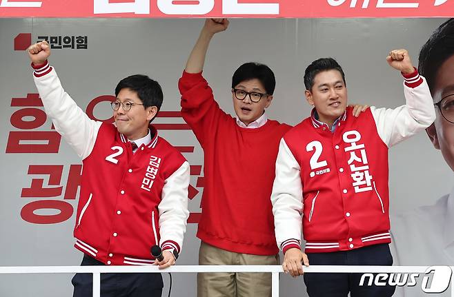 한동훈 국민의힘 비상대책위원장 겸 총괄선대위원장이 28일 오후 서울 광진구 신성시장 일대에서 김병민(광진갑), 오신환(광진을) 후보와 함께 지지를 호소하고 있다. 2024.3.28/뉴스1 ⓒ News1 구윤성 기자