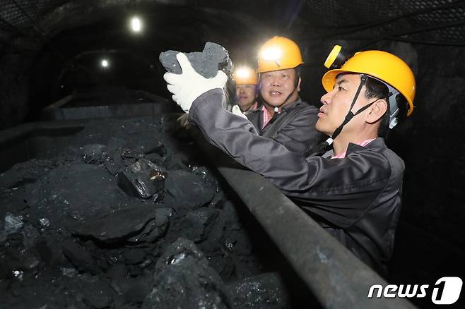 막장까지 들어가 직접 석탄 캐는 작업을 하는 김진태 강원특별자치도지사.(강원도 제공) 2024.3.28/뉴스1