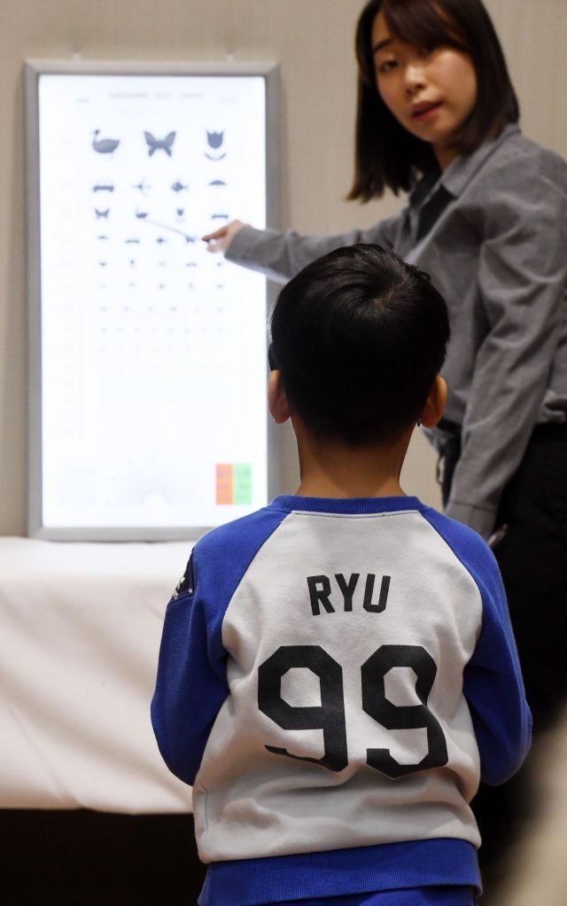 사진은 기사의 특정 내용과 관련 없음. 한 어린이가 시력 검사를 받고 있다./김현민 기자 kimhyun81@