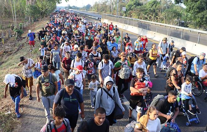 2024년 3월 26일 멕시코 남부도시 타파출라에서 멕시코 시티로 향하는 3천여 명의 이주민들이 '비아크루시스(십자가의 길) 이주민'이라는 캐러밴을 따라 걷고 있다. / EPA 연합뉴스