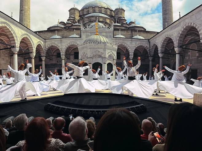 ‘스피어’에서는 상영되고 있는 대런 애러노프스키(Darren Aronofsky) 감독의 다큐멘터리 ‘지구에서 온 우편엽서(Postcard from the Earth)’. 독특한 시점처리가 돋보이는 영상이 벽면과 천장까지 감싸는 초고화질 대형 곡선화면에 투영된다.