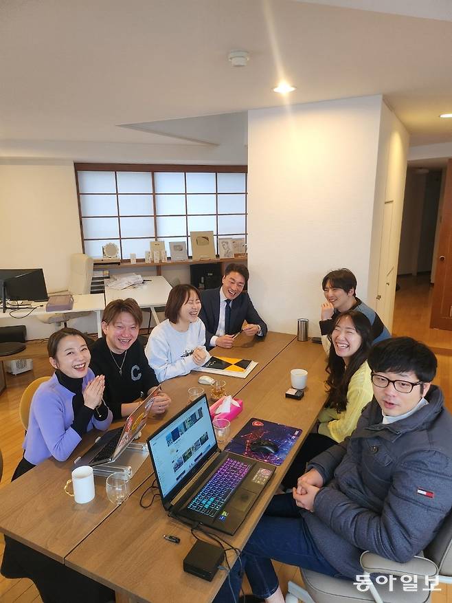 오사카에사는사람들의 제작진들. 마츠다 씨는 코로나 당시 부동산 관련 수입이 줄었을 때 직원들과 함께 김밥을 말아서 팔며 위기를 버텼다고 했다. 오사카=황인찬 기자 hic@donga.com