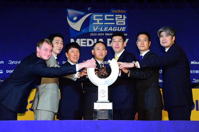 2023~24시즌 프로배구 V리그에 참여하는 남자부 7개 팀 감독들이 작년 10월 정규리그 시작에 앞서 열린 미디어데이에서 기념촬영을 하고 있다. 한국배구연맹 제공