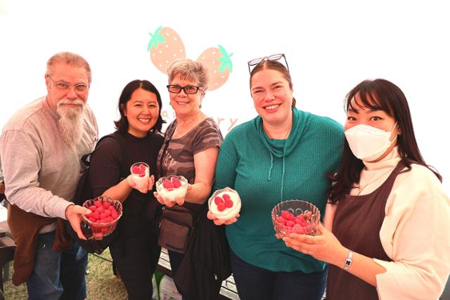 논산딸기축제장을 찾은 해외 방문객들 딸기 맛을 보고 있다. 논산시 제공