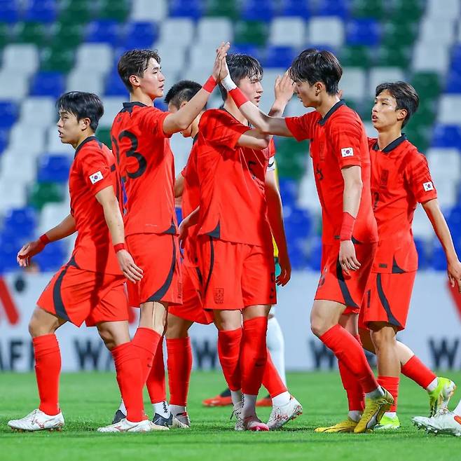 23세 이하(U-23) 축구대표팀 선수들이 27일 사우디아라비아에서 열린 호주와의 2024 서아시아축구연맹(WAFF) U-23 챔피언십 결승 호주전에서 골을 넣은 뒤 기뻐하고 있다. WAFF 제공