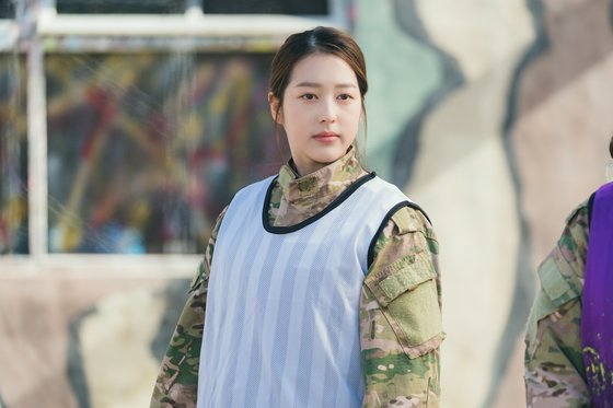 배우 장다아는 드라마 '피라미드 게임'의 연기점수로 7점을 주며, "노력과 격려의 가산점"이라고 설명했다. 사진 티빙