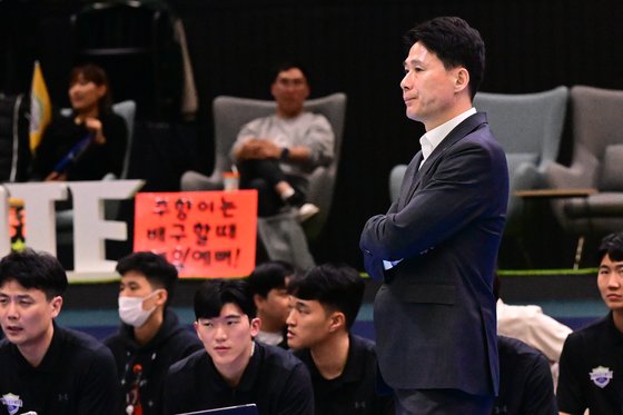 28일 수원에서 열린 흥국생명과의 챔피언결정전 1차전에서 코트를 바라보는 혇대건설 강성형 감독. 사진 한국배구연맹