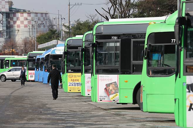 지난 27일 서울 시내의 한 공영차고지에 버스가 주차돼있다. 연합뉴스