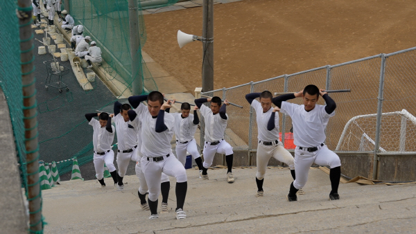 학교 정규 수업이 종료된 후 훈련을 시작하고 있는 코난 고등학교 야구부원들. 박세종PD