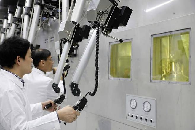 조사재료 열화평가 실증시험시설 테스트를 위해 로봇팔을 조작하는 모습. 한국원자력연구
