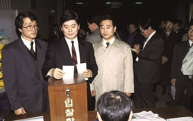 1994년 공개입찰을 통해 한국이동통신 인수에 참여하는 모습 / 사진 = SK텔레콤