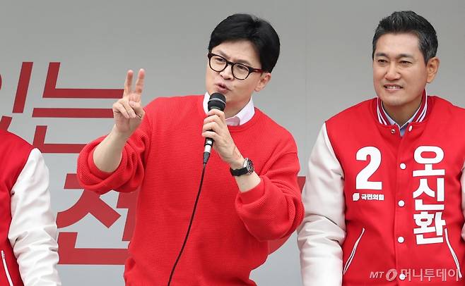 한동훈 국민의힘 비상대책위원장이 28일 오후 서울 광진구 신성시장에서 열린 '국민의힘으로 광진살리기' 지원유세에서 김병민(왼쪽) 광진구갑 후보, 오신환 광진구을 후보의 지지를 호소하고 있다. /사진=뉴시스
