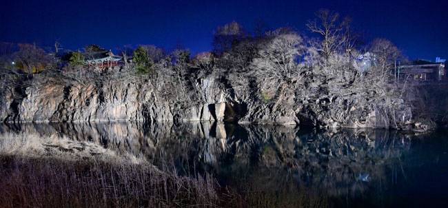 오십천 건너편에서 바라본 야간 조명을 받은 죽서루 모습.
