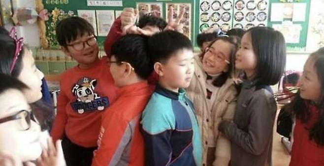 친구들과 키를 재는 아이들(기사와 직접 관련 없음). 연합뉴스