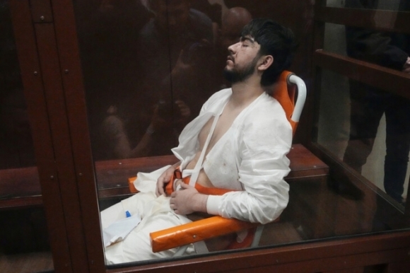 러시아 모스크바 인근 공연장 테러 용의자로 체포된 무하마드소비르 파이조프(19)가 24일(현지시각) 휠체어를 탄 채 모스크바 법원에 출두해 눈을 감고 앉아 있다. 모스크바 AP 연합뉴스