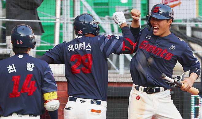 롯데 외국인 타자 레이예스가 지난 24일 인천 SSG전에서 2점 홈런을 친 뒤 세리머니 하고 있다. 연합뉴스