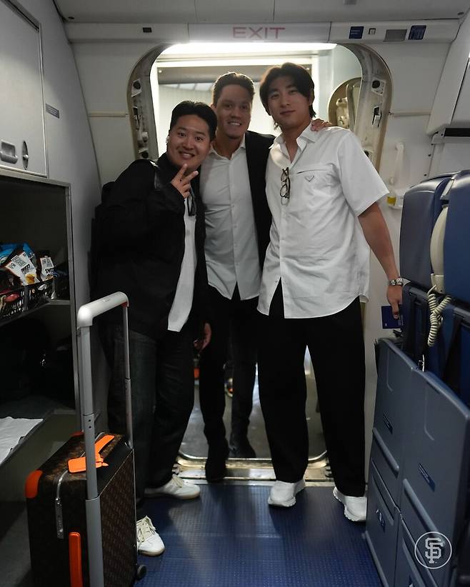 ▲ 샌프란시스코 자이언츠 이정후(오른쪽)가 통역 한동희 씨(왼쪽), 윌머 플로레스와 함께 비행기에서 사진을 찍었다. ⓒ 샌프란시스코 자이언츠 트위터