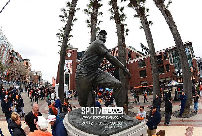 ▲ 샌프란시스코 자이언츠 홈구장 주소는 '샌프란시스코 24 윌리 메이스 플라자'다. 윌리 메이스의 이름과 등번호를 모두 담았다. 정문에는 그의 동상도 세워졌다.