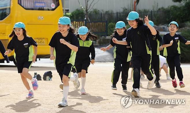 체육활동하는 초등학교 어린이들 [연합뉴스 자료사진]