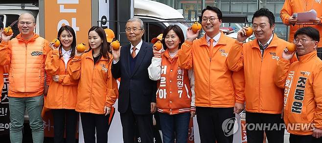 개혁신당 선대위 출정식 (서울=연합뉴스) 한상균 기자 = 개혁신당 김종인 공관위원장과 천하람 선대위원장, 허은아 후보 등이 28일 영등포역 광장에서 중앙당 선대위 출정식 중 오렌지를 들고 기념촬영을 하고 있다. 2024.3.28 xyz@yna.co.kr