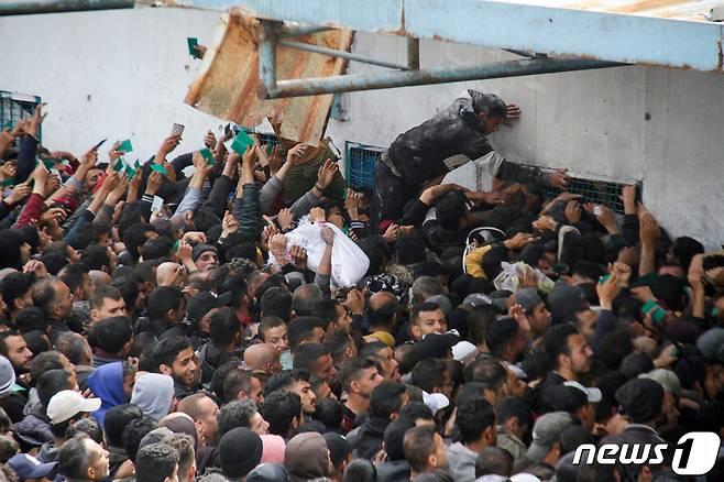 18일(현지시간) 가자지구 가자시티에서 위기 수준의 기아에 직면한 팔레스타인인들이 UNRWA 창고에 구호물자를 받기 위해 구름떼처럼 모여들었다. 2024.03.18/ ⓒ 로이터=뉴스1 ⓒ News1 권진영 기자